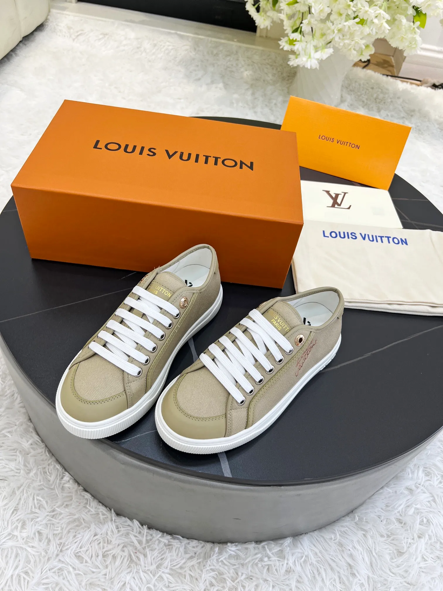 👟👟Ex-factory price 420👟👟 New arrival🆕🆕🆕 This LV Lagoon sneaker is made of lightweight canvas embroidered with the handwritten Louis Vuitton Paris logo. It highlights the casual summer atmosphere with a trendy and simple configuration, and can easily brighten up various looks. Monogram flowers bloom on the soft rubber sole. Code number: 35~41, multiple colors available! Oil edges + TPU outsole + drawer box packaging
